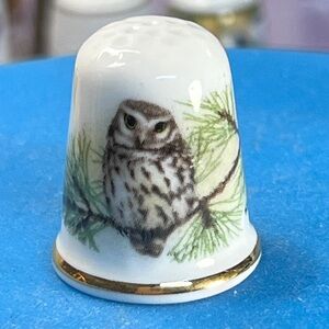 M. J. PLEDGER TAWNEY OWL THIMBLE SIGNED OAKLEY FINE BONE CHINA, England